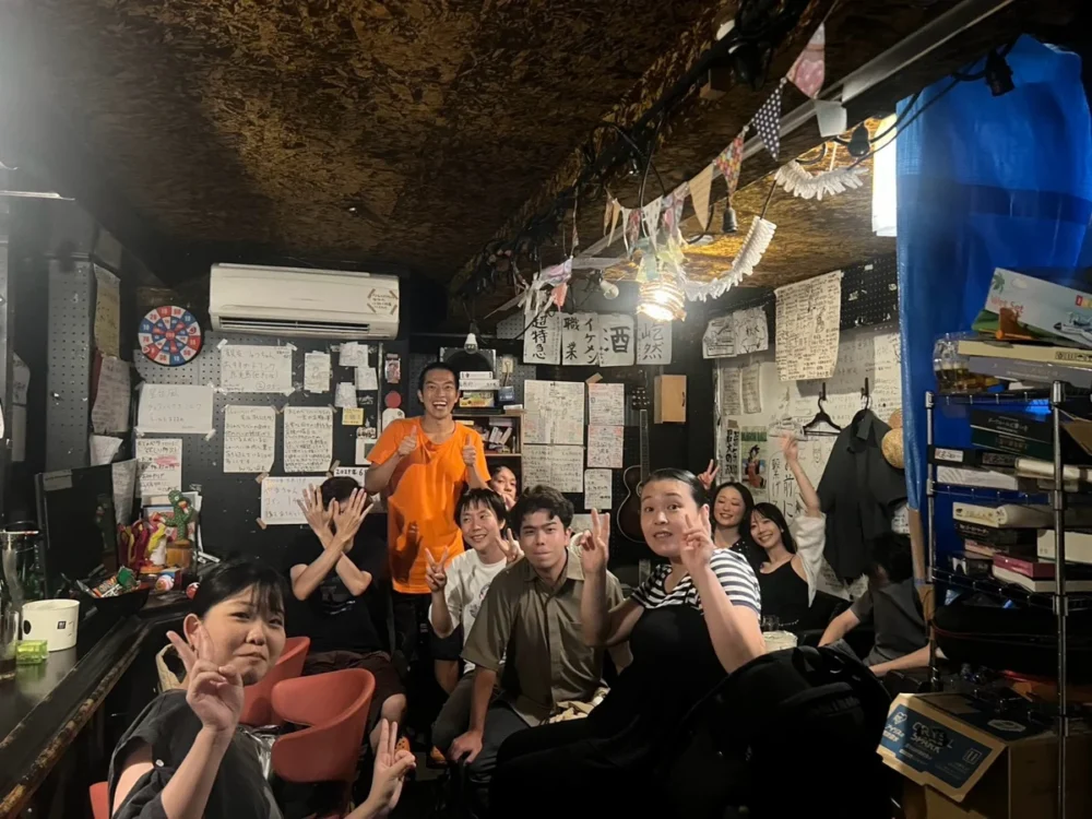 おしゃべりバーの店内で集まってポーズをとる人たち